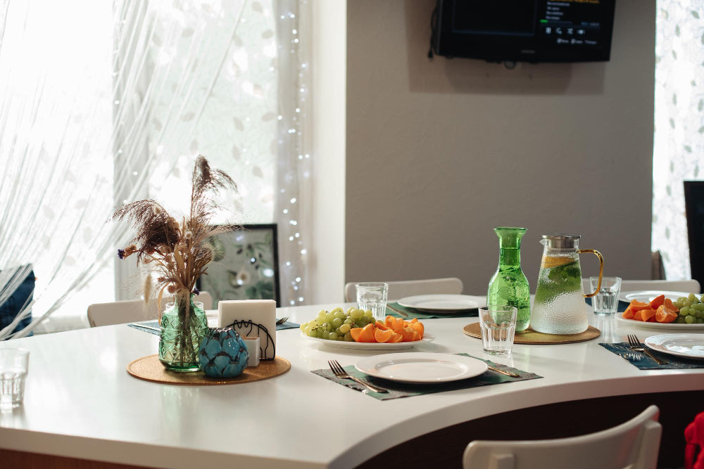 一張溫馨的香港家庭客廳照片，桌上放著精緻的茶具與滋補品